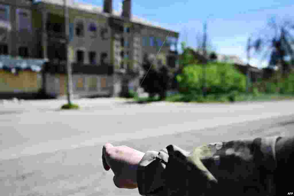 Адам оптика булалуу FPV-дронду кармап турат. Константиновка, Донецк облусу. 2-май, 2025-жыл.
