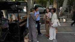 گروهی از زنان جوان در حال نوشیدن قهوه در خیابانی در شمال تهران