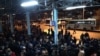 Autobuska stanica u Prištini puna putnika, verovatno većinom ilegalnih migranata koji žele napustiti Kosovo. Februar 2015.