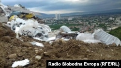 Дива депонија во Скопје, на патот меѓу населбите Кисела Вода и Сопиште, на местото познато како „Теферич.“ 18.06.2017