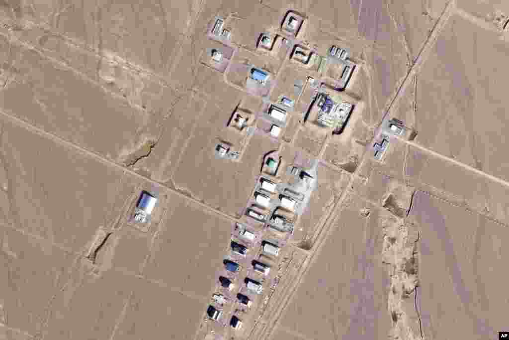 نمایی دورتر از ویرانی ساختمان بزرگ مرکز فضایی سپاه پاسداران در شاهرود بر اثر حمله هوایی اسرائیل/ تاریخ عکس: ۸ آبان ۱۴۰۳