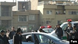 تصویری که خبرگزاری نیمه رسمی فارس از خودروی فریدون عباسی، استاد فیزیک دانشگاه شهید بهشتی، ساعتی پس از انفجار منتشر کرد.