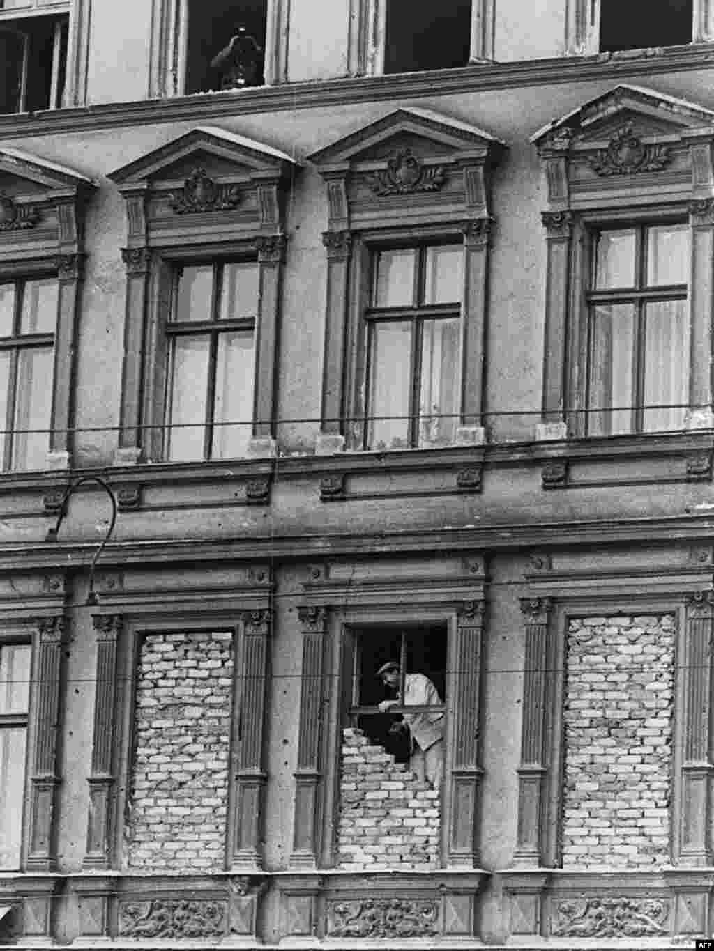 Prozori na zgradama u blizini zida su zazidani - 14.08.1961.