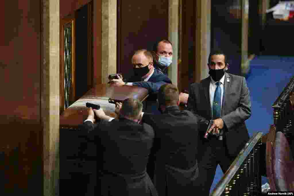 Obezbeđenje na Kapitolu na barikadi pokušava da spreči nasilan pokušaj ulaska demonstranata u salu gde je trebao da se potvrdi novoizabrani predsednik SAD